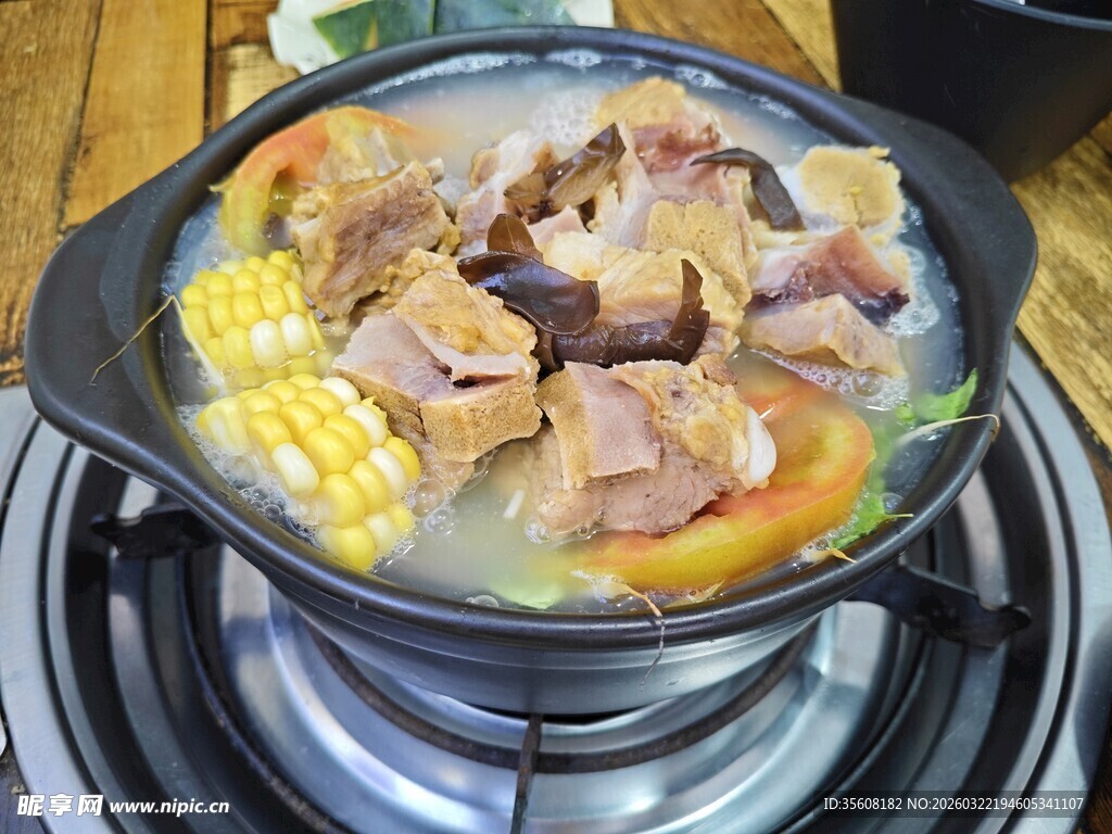 美味食材炖煮的营养火锅