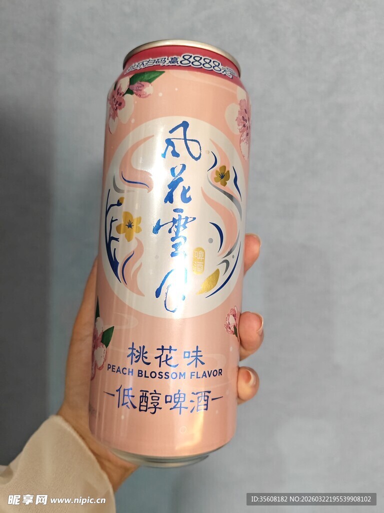 手持桃花元素罐装饮品