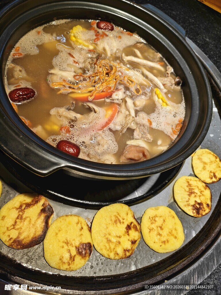 美味火锅配金黄玉米饼