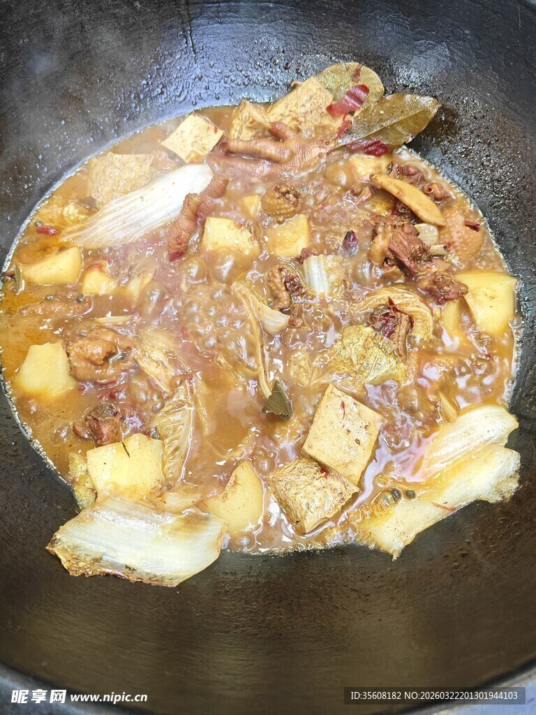 锅中烹饪的美味菜肴