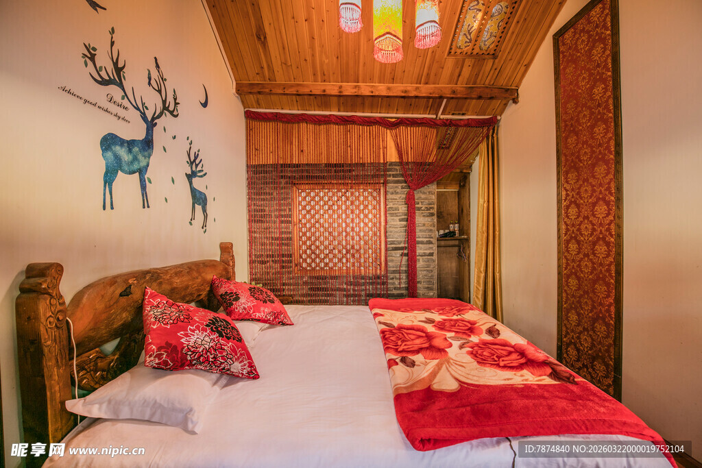 温馨木质风卧室床铺展示