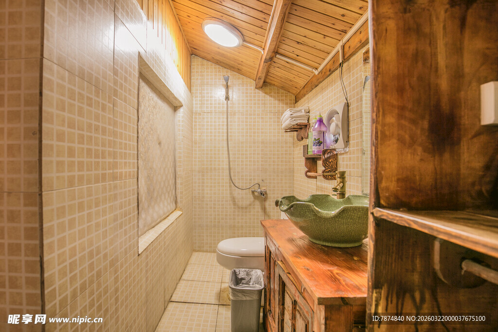 温馨木质风浴室一角