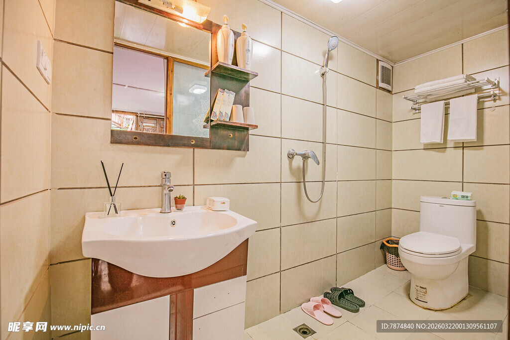 简约卫生间洗手台马桶布置