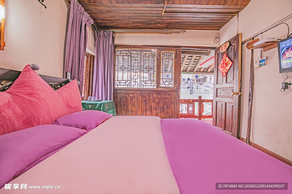 温馨紫色系卧室床铺场景