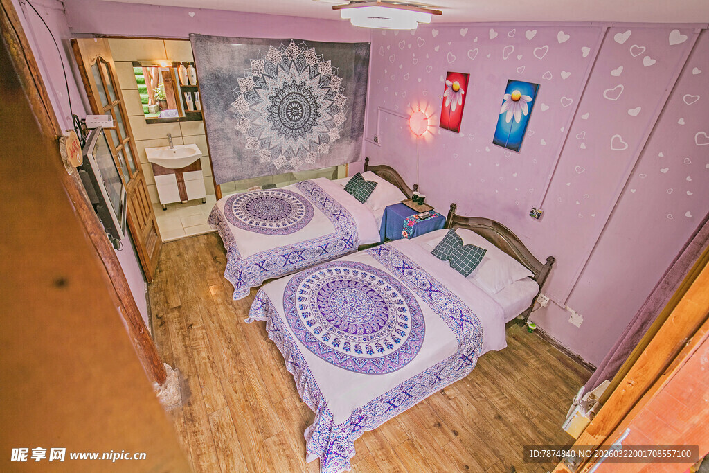 温馨紫色系双床卧室空间