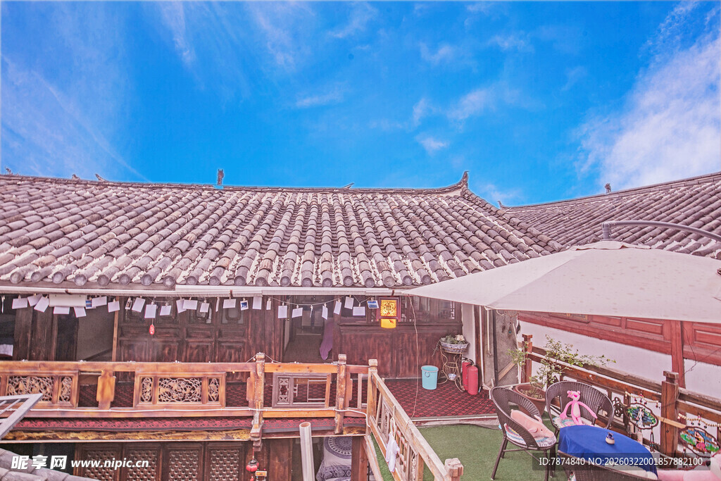 古雅屋顶下的休闲户外空间