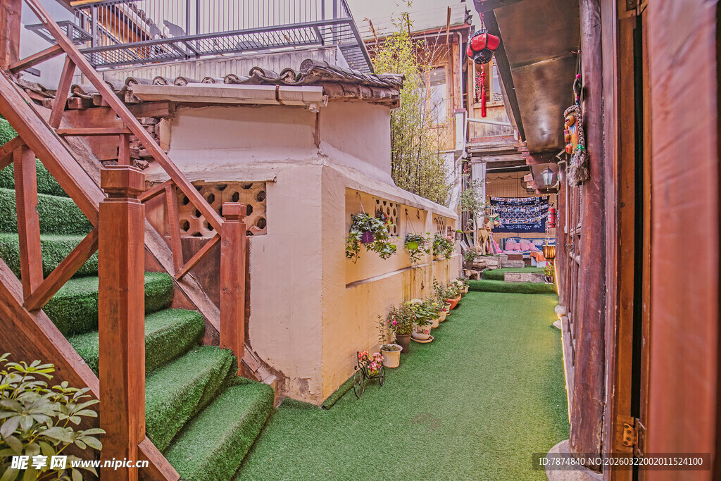 庭院绿植环绕的木质楼梯