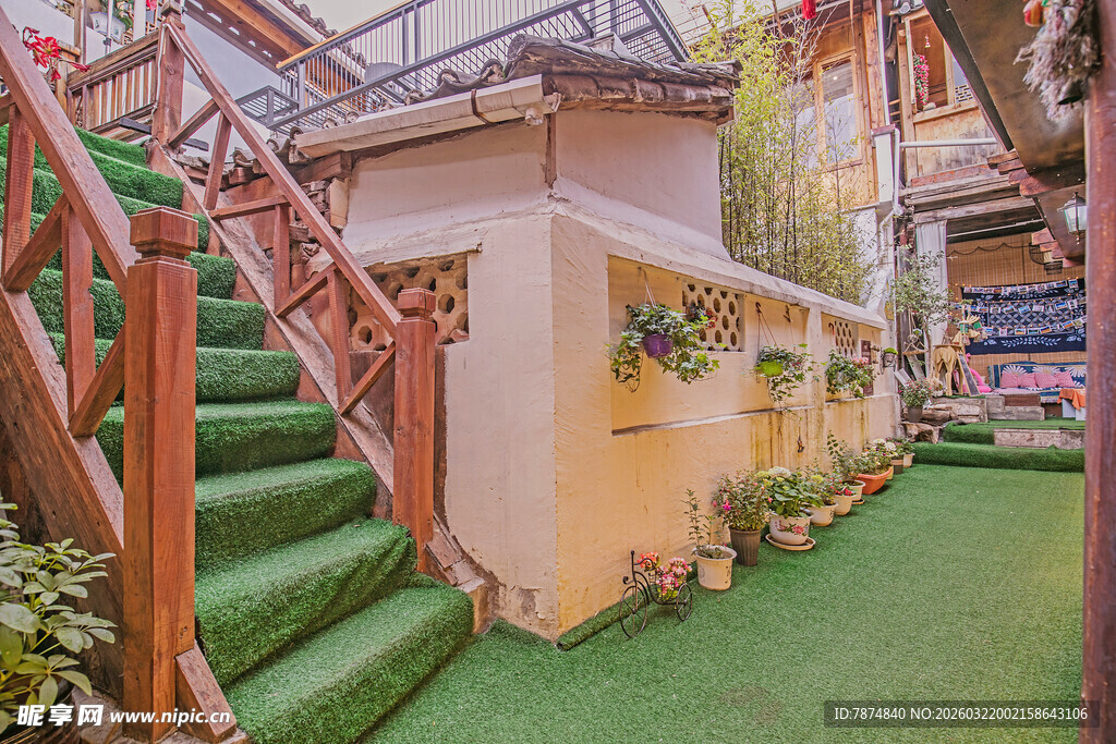 庭院绿植环绕的木质楼梯
