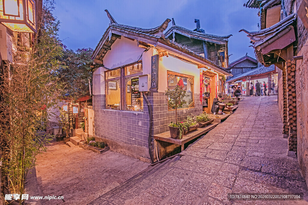 古巷中的温馨灯火小店