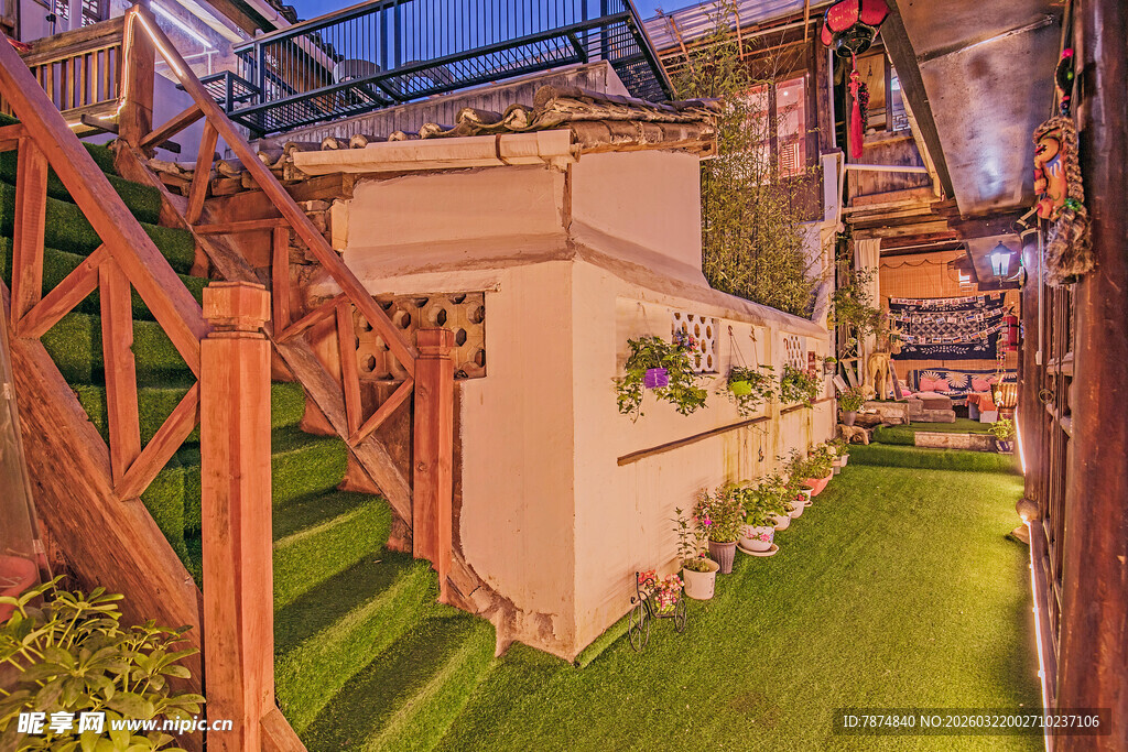 庭院木质楼梯与绿植景观