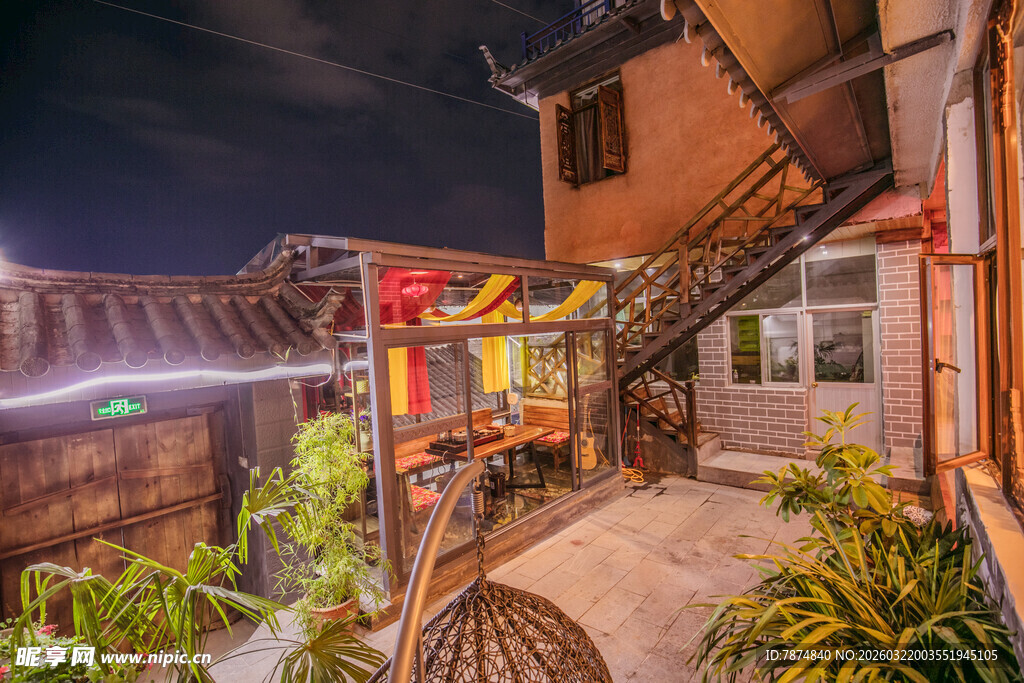 夜晚庭院中的温馨景致