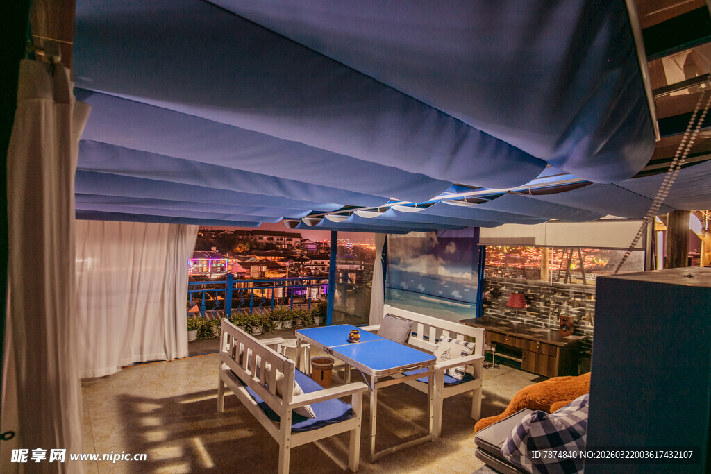 户外休闲帐篷下的桌椅区