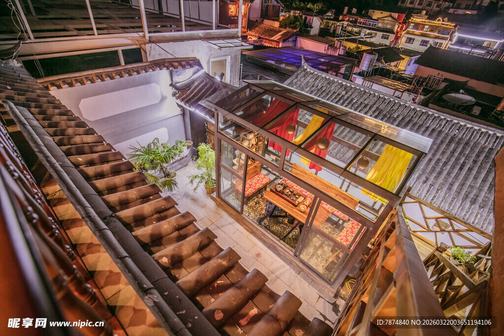 复古风室内阶梯与多彩店铺