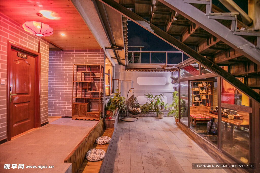 复古风小巷内的温馨角落