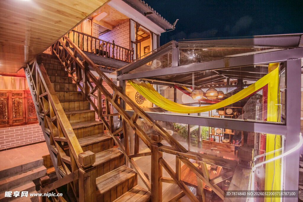 夜晚的木质楼梯与装饰区