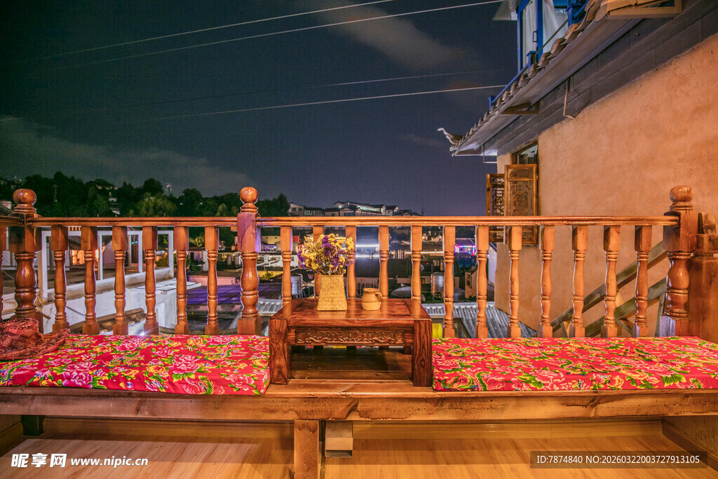 夜晚庭院中的木质温馨景致