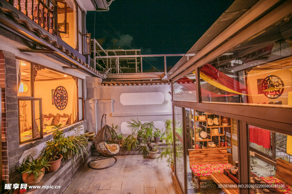 夜晚精致小院室内外景致