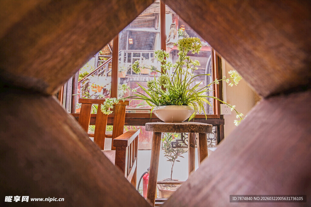透过木窗看室内绿植景致
