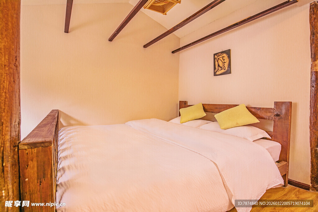 温馨木质卧室床铺场景