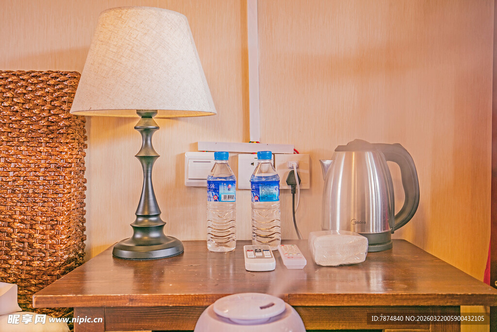 桌上的酒店客房用品