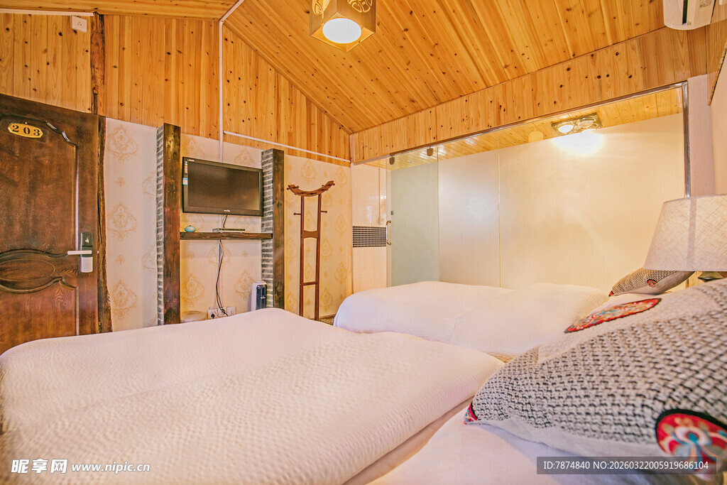 温馨木质卧室双床场景