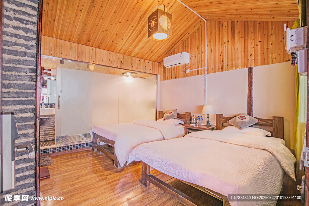 温馨木质风格双床卧室