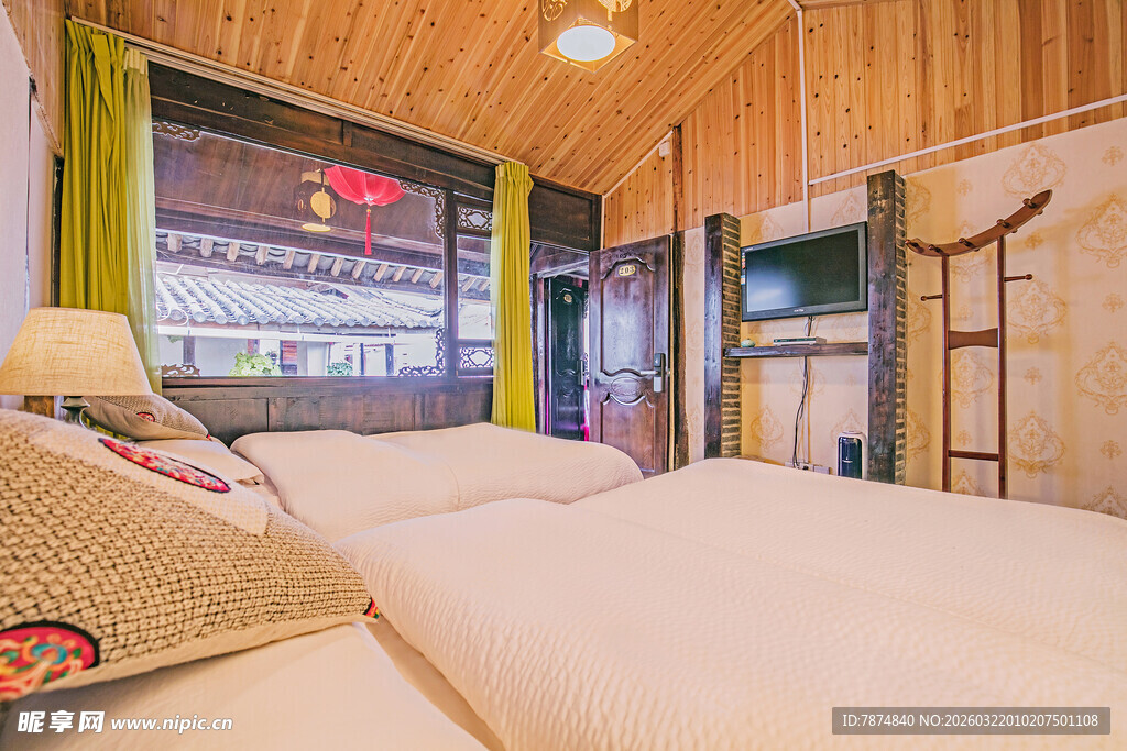 温馨木质卧室双床景观房