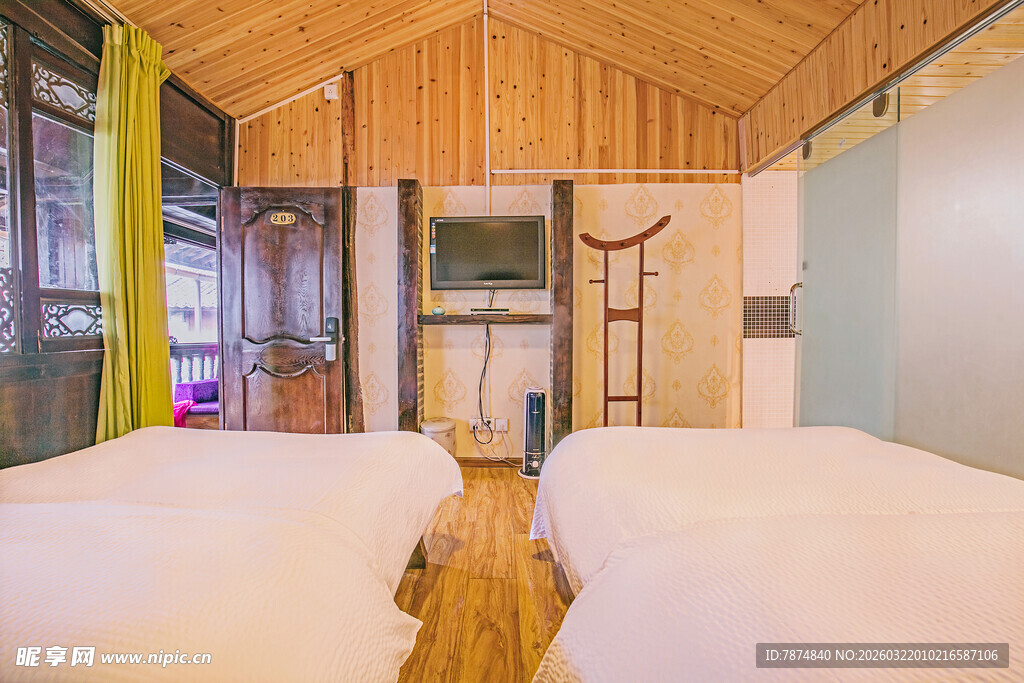 温馨木质风格双床民宿房间