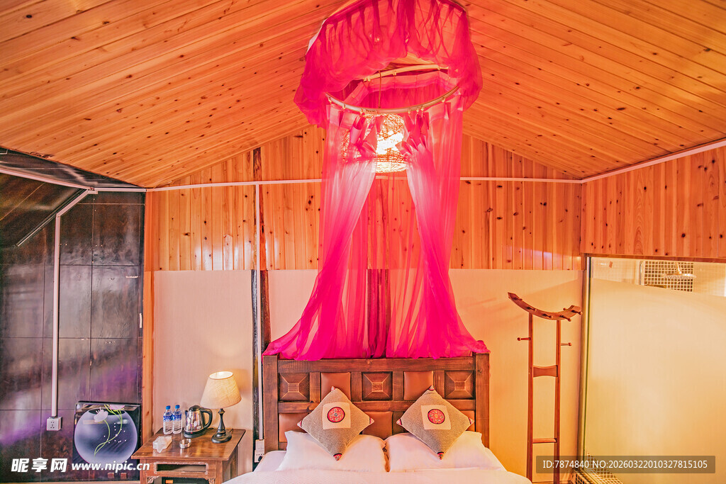 浪漫粉色纱幔装饰的卧室