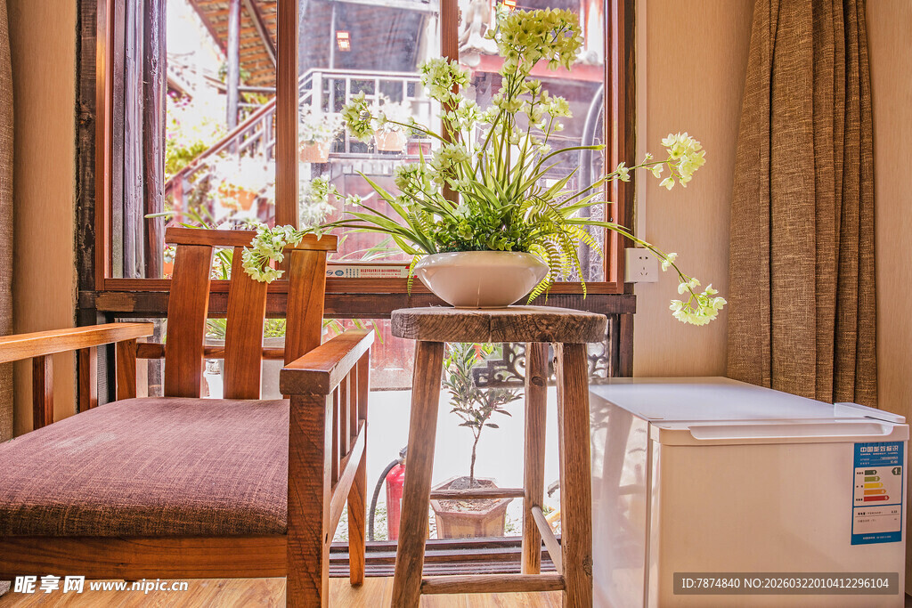 温馨室内一角绿植相伴