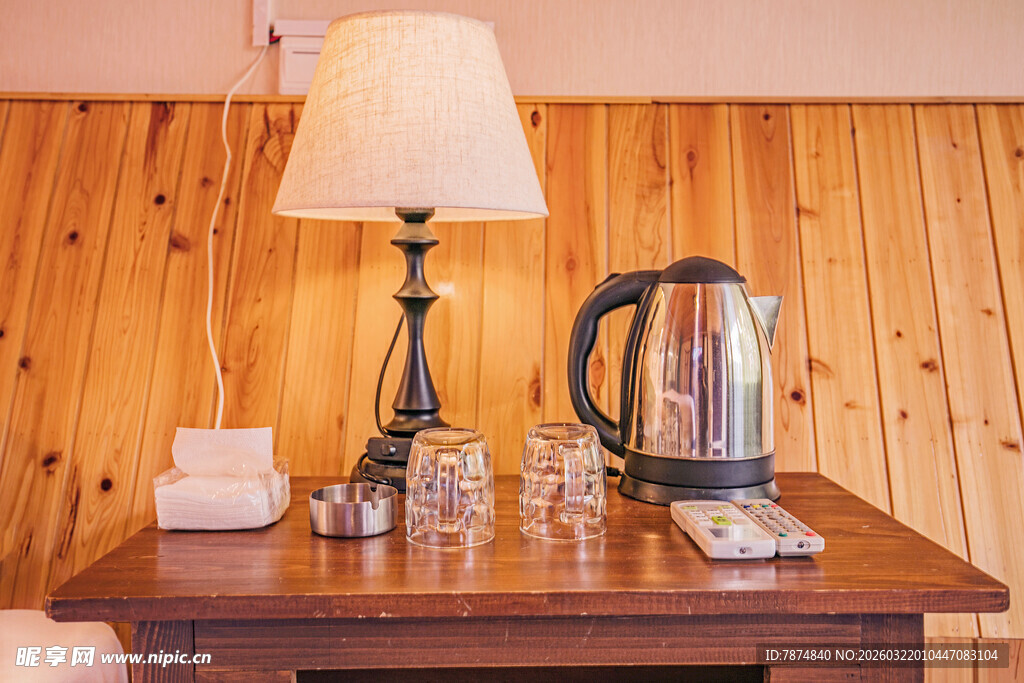 木质桌上的台灯与茶具