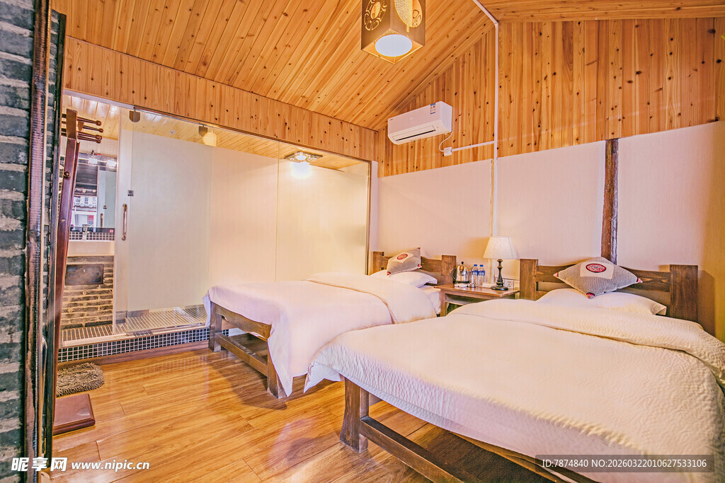 温馨木质风格双床卧室