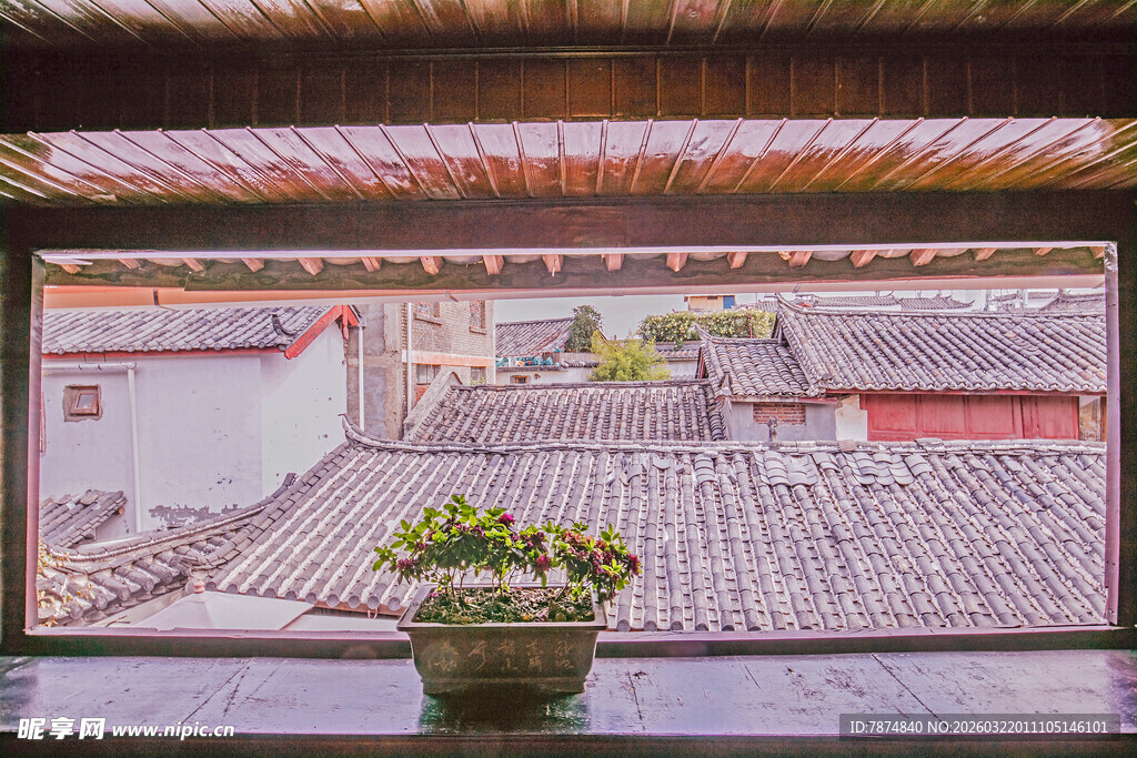 透过窗棂看古村景致