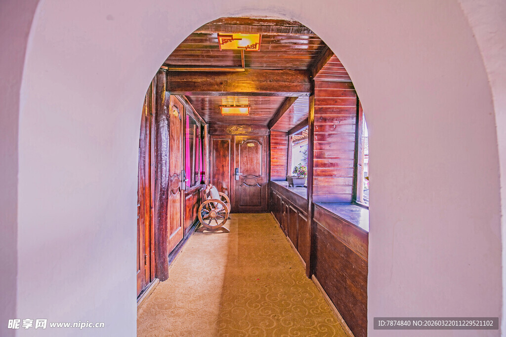 拱形走廊的多彩温馨空间