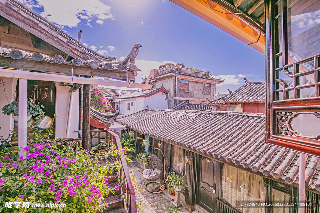 古巷民居间的烂漫景致