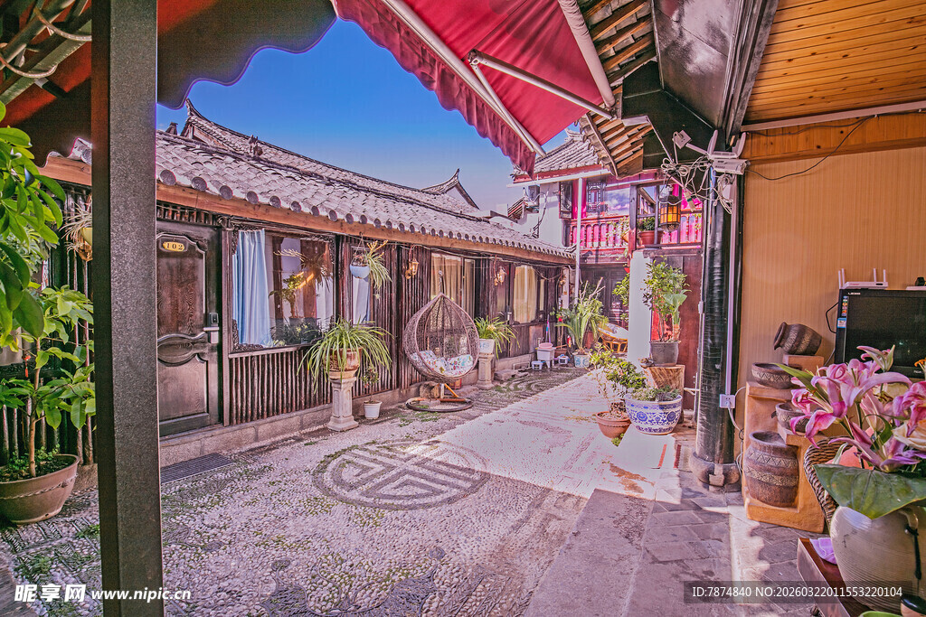 古雅庭院内的花卉景致