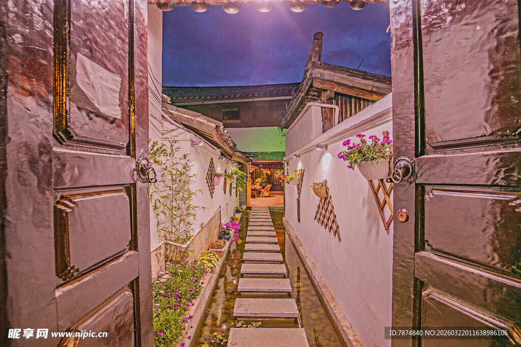 古巷幽径 门畔繁花点点