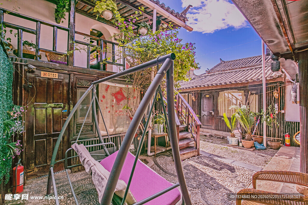 庭院玻璃房内的闲适空间