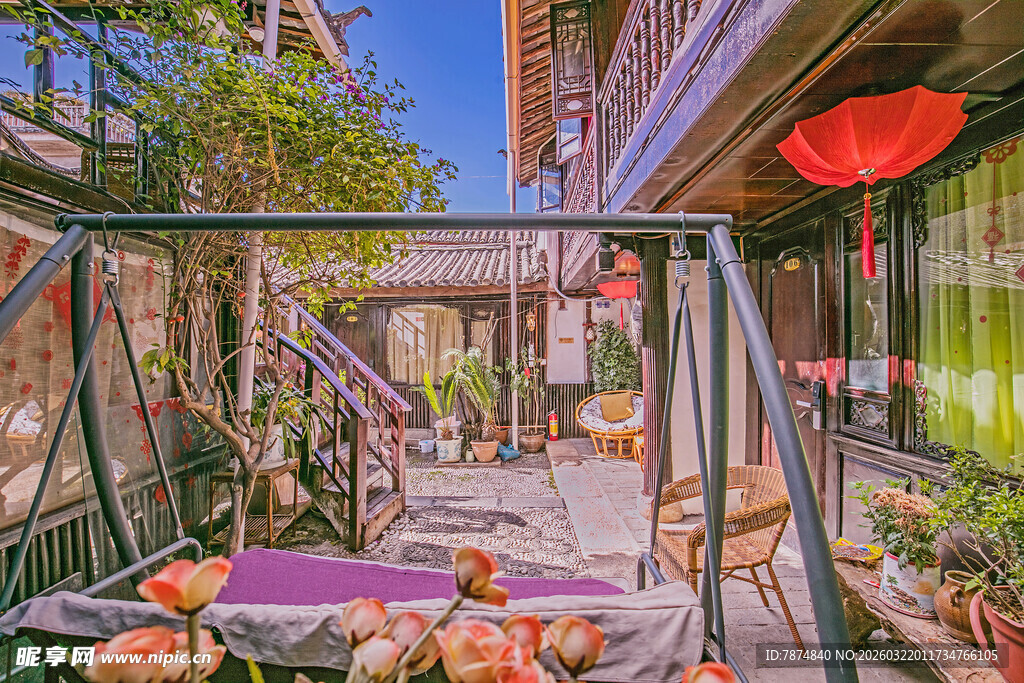 庭院中的秋日丰收景致