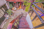 古雅庭院中的多彩木质楼梯