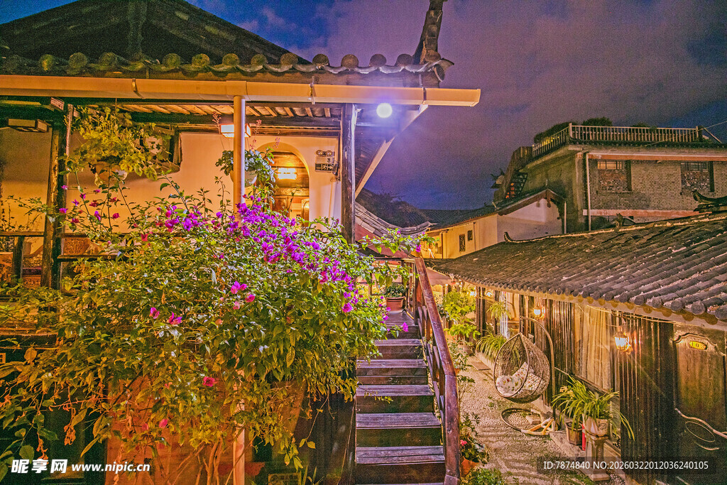 古巷夜色中的烂漫花卉