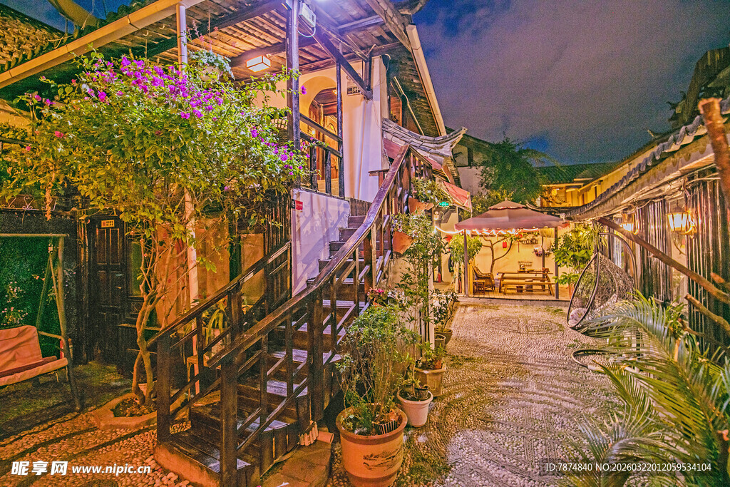 夜晚庭院中的温馨景致