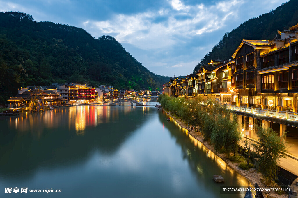 河畔古镇夜景 静谧美好