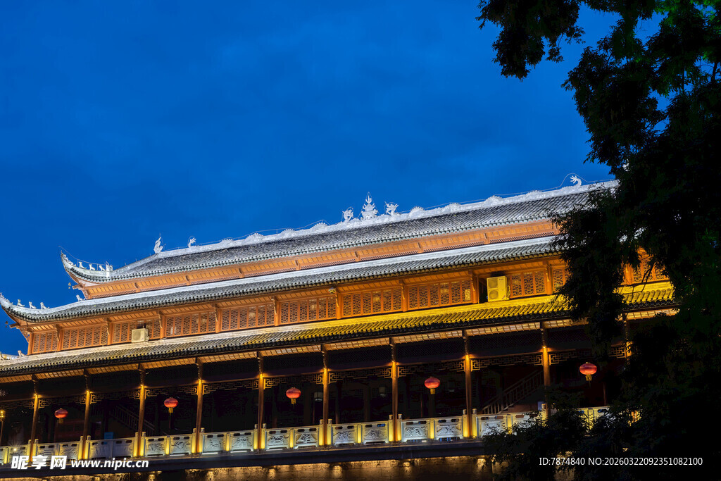 夜幕下的中式古建筑