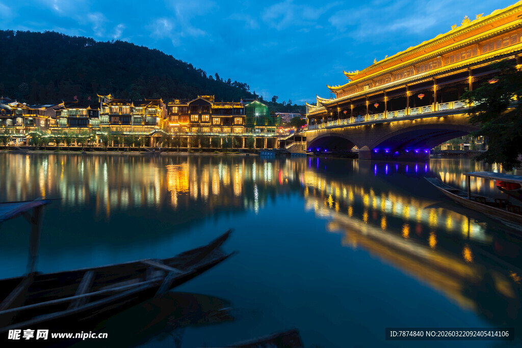 古镇夜景 水面倒映璀璨灯火