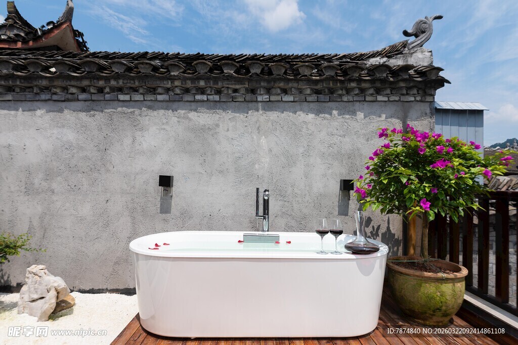 古宅庭院中的时尚浴缸