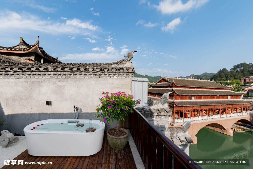 古建露台浴缸享惬意时光