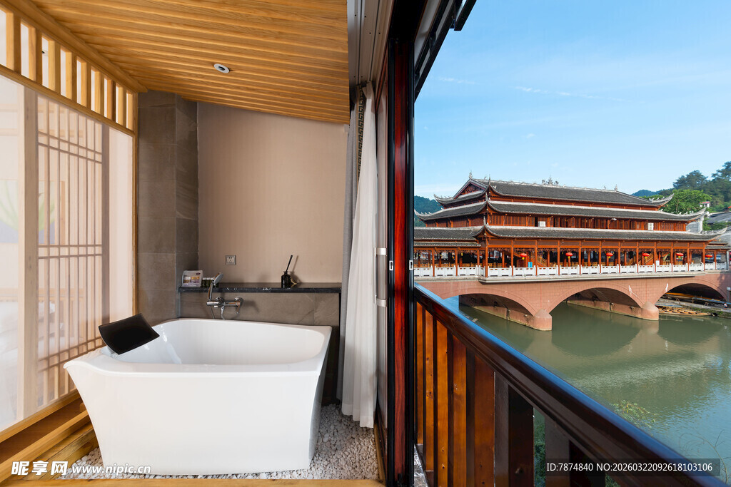 河畔露台浴缸享古韵风光