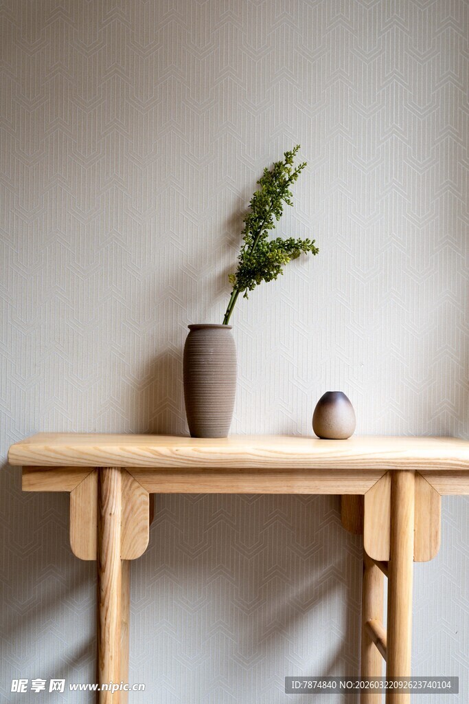 简约木桌搭配绿植摆件