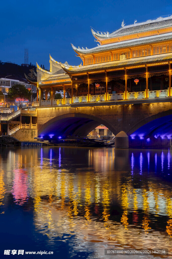 古桥夜景 璀璨灯火映碧水